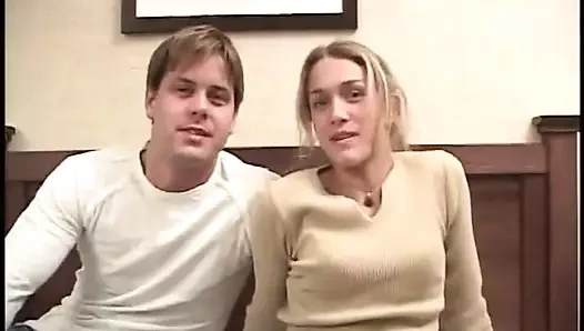 Seksi tıraşlı amcık fahişesi yarak emmeyi ve amına boşalmayı seviyor