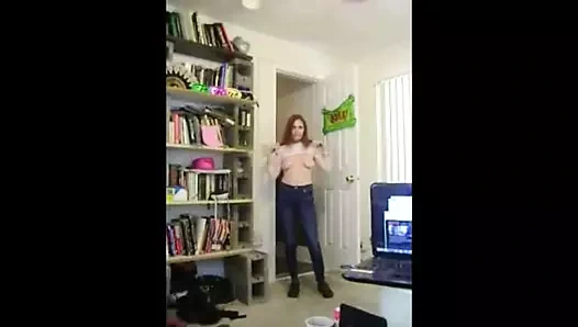 göğüsler dışarı