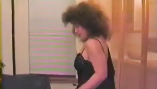 Bu yaşlı esmerden edepsiz dildo eylemi