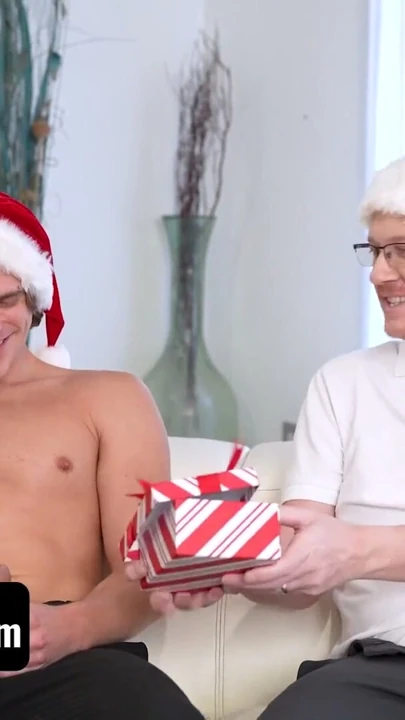 Koca sikli üvey baba twink üvey oğluna büyük bir Noel hediyesi veriyor! | Klip 1