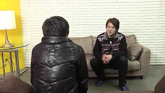 20 yaşındaki Japon kıllı amcık sertçe dolduruluyor ve ateşli dölle dolduruluyor