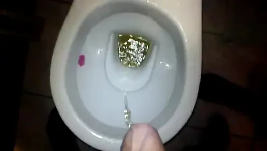 İşerken karım yarağımı tutuyor ve sonra sikişiyoruz