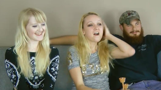 Striptiz korsan pengins sarışınlar Anneliese ve Krystal oyunu