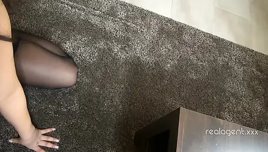 Ateşli piliç büyük yarağa bindikten sonra yüzünü spermle kaplıyor