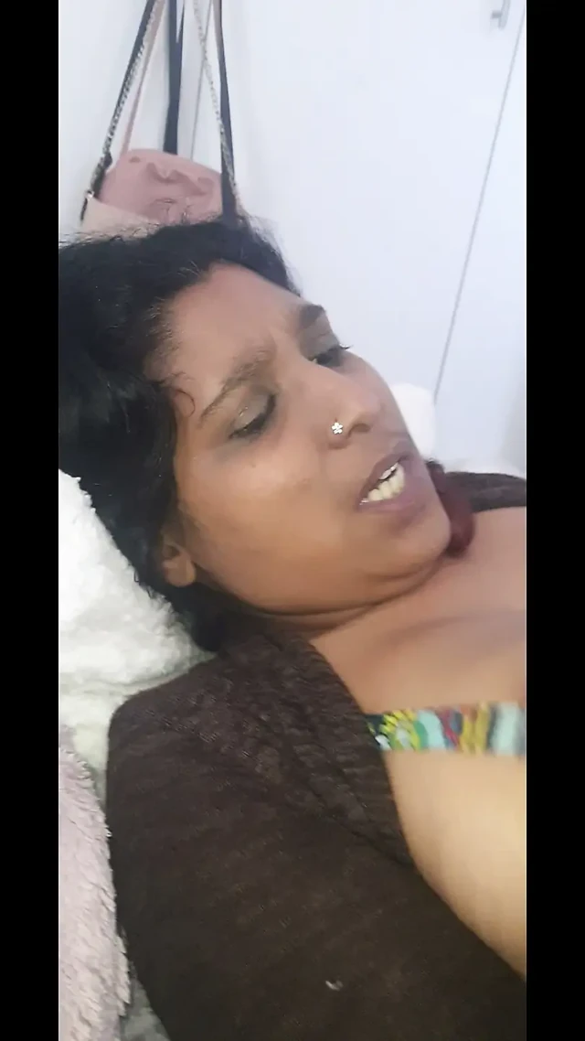 Doğal göğüslü dolgun Hintli MILF derlemesi