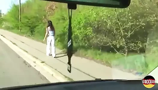 Parkta piknik yaptıktan sonra, azgın kızıl saçlı sürtük sert bir yarağa biniyor