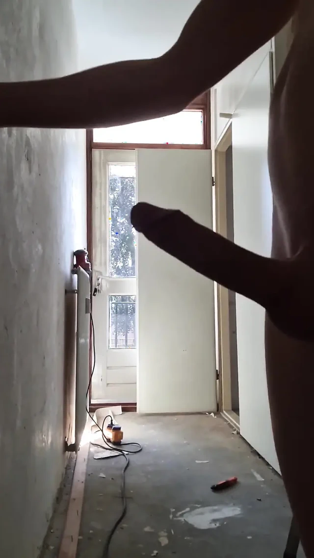 Göt tıkacıyla oynuyor