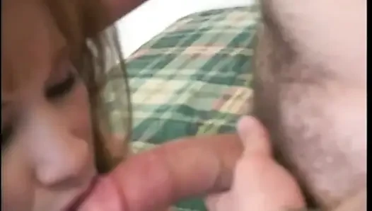 Azgın beyaz delikanlı kızıl saçlı ev hanımını eğimli gözlü sikiyor