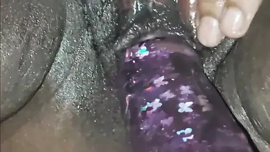 Dildoyla amını okşuyor!