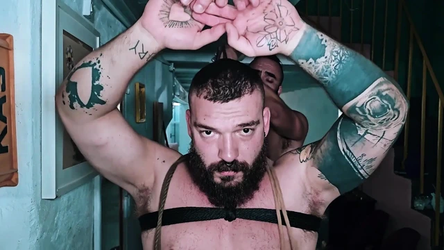 Kaslı kıllı itaatkar esaret ve sidik. Sakallı usta sapık bir domuz kullanıyor