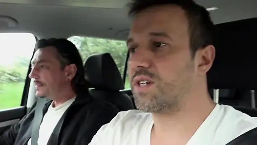 Dövmeli Alman orta yaşlı seksi kadın oyuncu seçmelerinde arabada sikişiyor ve yüzüne boşalıyor