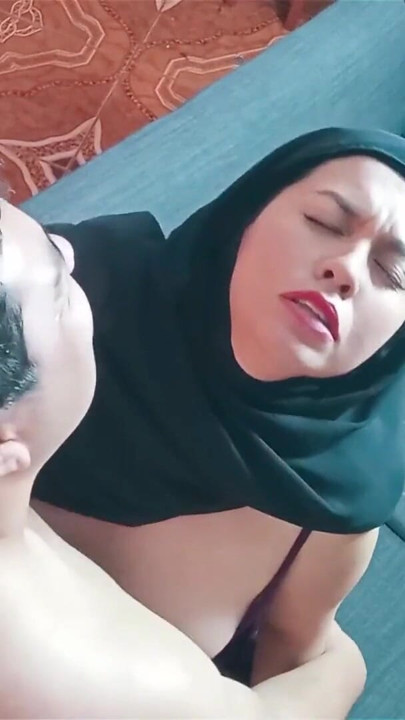 Kanepede tesettürlüyken üvey annemle sert seks yapıyorum | Klip 1