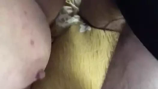 Büyük memeli sürtüğün üzerine boşalıyor