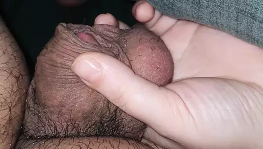 Üvey anne küçük eliyle taşaklarını ve yarağını sıkıyor