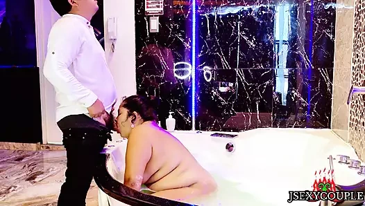 Jakuzide otel garsonu siktim