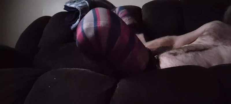 Mastürbasyon yapıyor ve gstring giyiyor