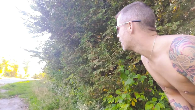 Очень рискованно раздеться и погулять в людном парке