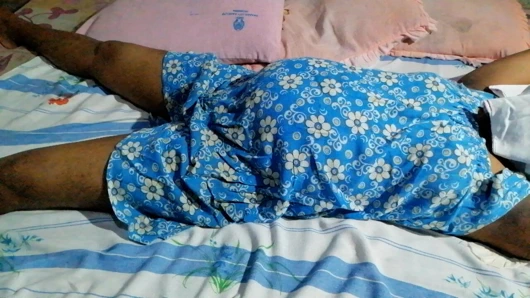 Karısının arkadaşına gitti ve kıyafetlerini çıkardı ve vajinasını sikiyor