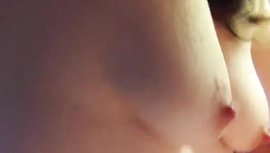 Seksi amatör emiyor ve tüm dölünü ağzına alıyor