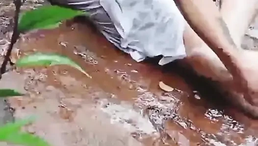Ateşli kız banyo yapıyor ve sikişiyor