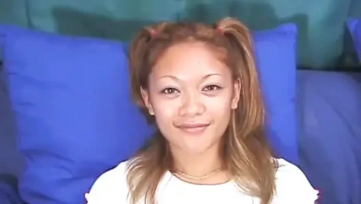 Seksi Asyalı amcık üniversite üniforması içinde dildoyla sikişiyor