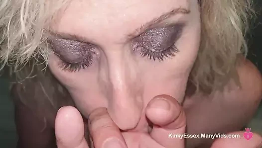 Pov parmak yakın yukarı sıkı tüysüz kedi ile yalama yapışkan kedi suyu parmaklardan