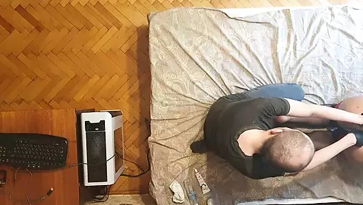 Siyah eldivenli adam parmaklarını ve eliyle anal köle kız