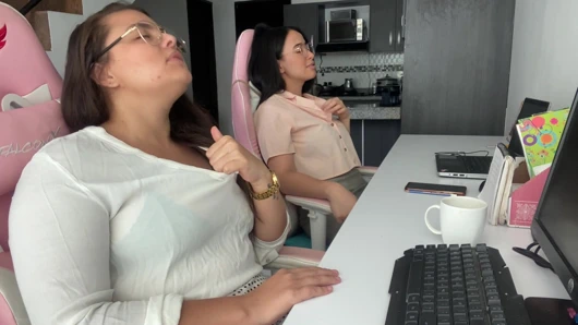 Patronumuz bizi heyecanlandırıyor, onu düşünerek mastürbasyon yapıyoruz