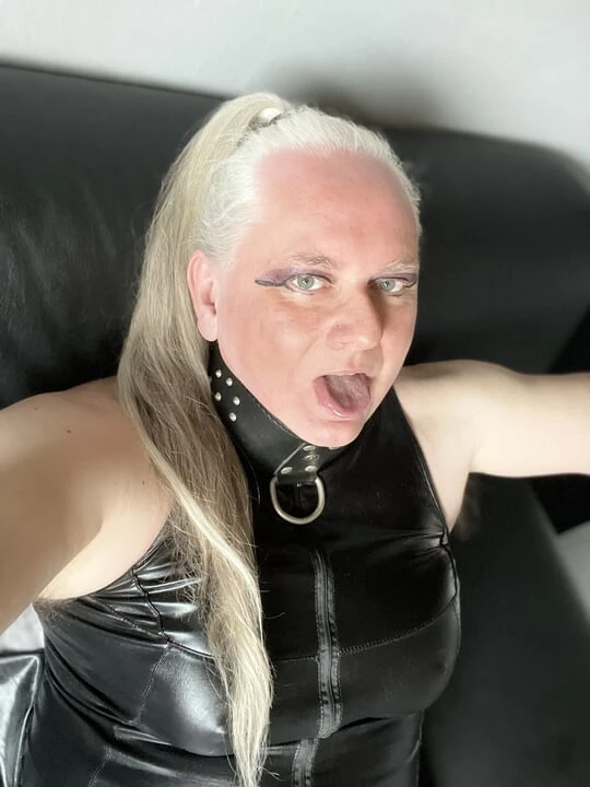 Sandra - глупая телочка