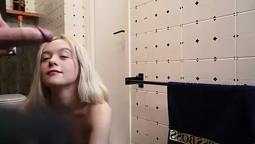 Sarışın oda arkadaşı iyi şans için oral seks yapıyor