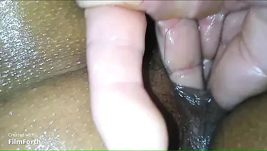 Büyük götlü kız benden küçük amına bakmamı istiyor