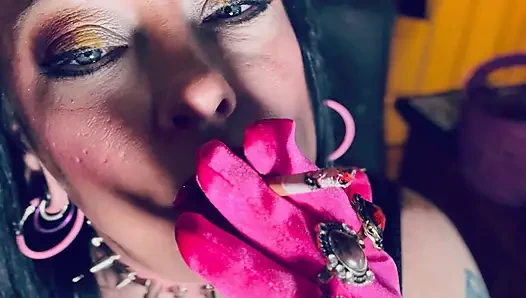 Yaptığı işte en iyisi o! Tina Snua kibritli bir sigara yakıyor ve eldivenle sigara içiyor