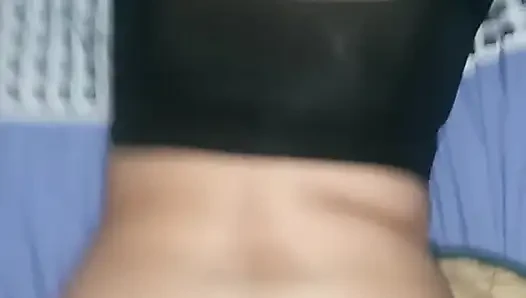 Hizmetçi azdı, ben de kıyafetlerini çıkardım ve sikimi içine soktum