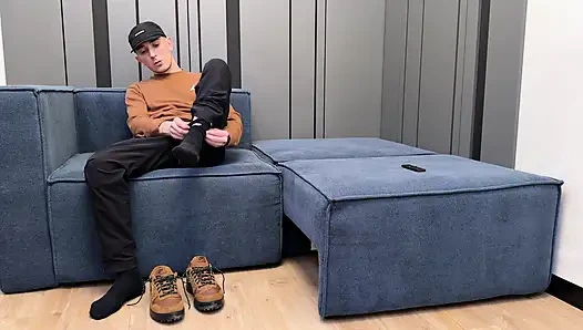 Adam mastürbasyon yapıyor ve çorap kokluyor