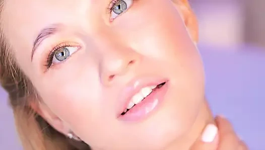 Büyük dildo ve meme ucu pinlerini emiyor