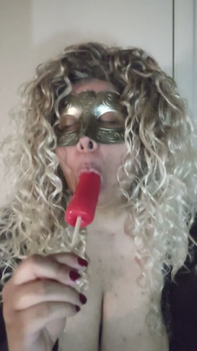 Kitty Rosario yarrak lolipop emiyor | Bölüm 1