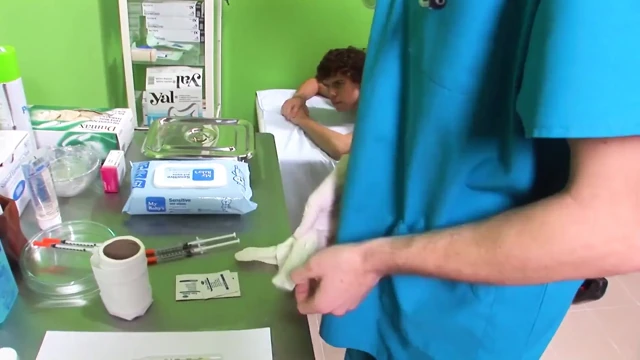 Özel video prezervatifsiz: azgın hasta ateşli seksi doktorun onu sikmesine izin veriyor