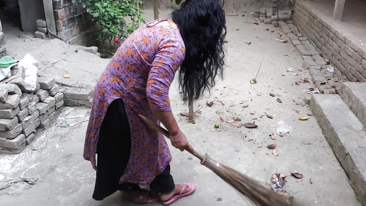 Teyzem bahçeyi temizliyormuş. Ama ona sarıldım, teyzemin götüne soktum ve onu anal sikmeye başladım