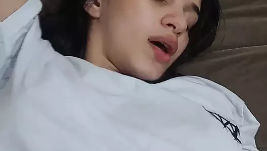 Üvey kız kardeşimin küçük deliğini genişletiyorum