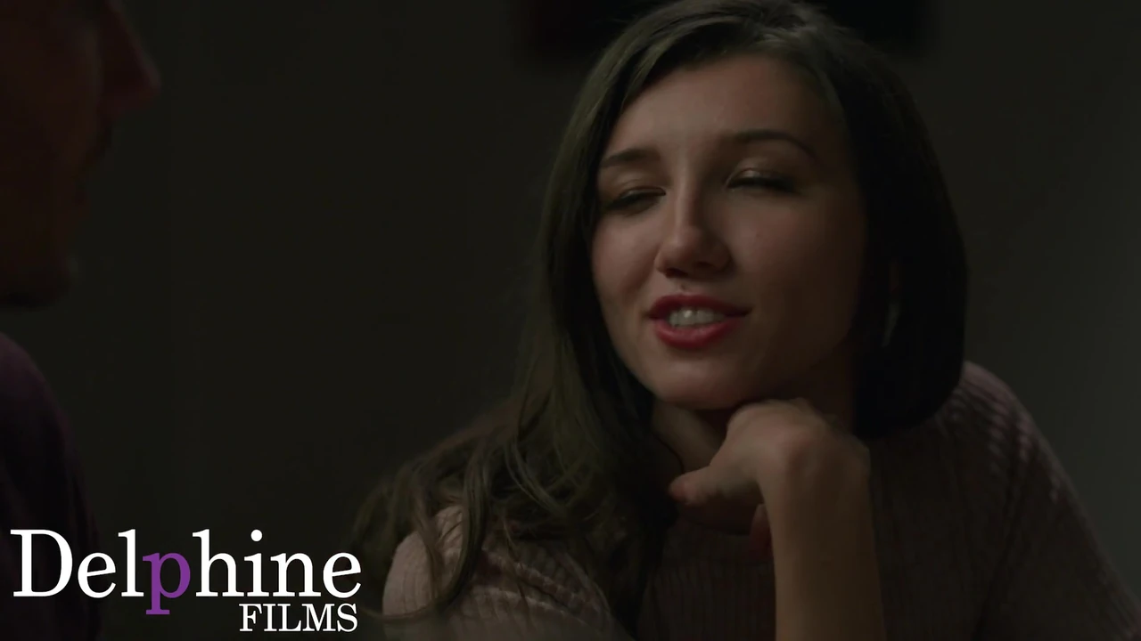 डेल्फ़िन फिल्म्स - पेटिट माया वूल्फ रसोई की मेज पर दो डिक्स लेती है