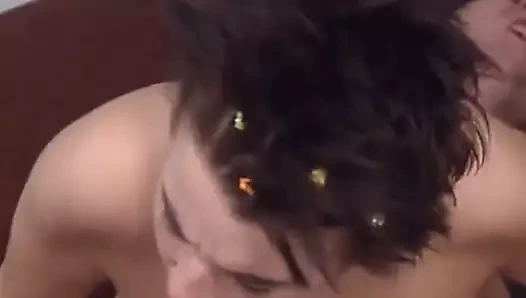 Kısa saçlı esmer, sarışın, kızıl saçlı frauleins