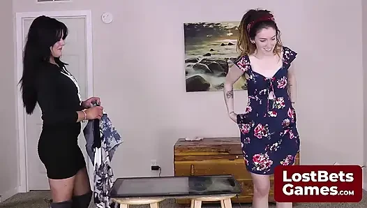 Striptiz hafızası gerginliği kıyafetler boşalmaya başlarken birikiyor
