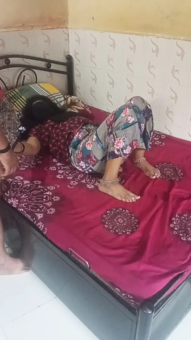 Üvey anne sabah sikişiyor