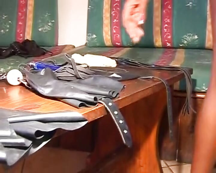 Sürtük zenci Alman fahişelerle ateşli bdsm eylemi