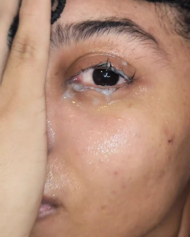 Gırtlağına kadar sikişiyor ve gözüne boşalıyor