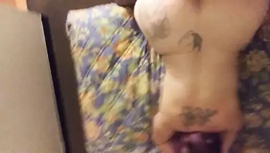 Büyük zenci yarağı dövmeli orta yaşlı seksi kadınla sikişiyor