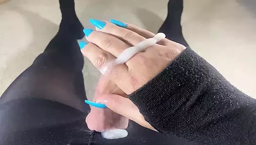 Parmaklarımdan büyük bir döl yalıyorum