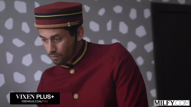 Orta yaşlı seksi kadın çarpıcı orta yaşlı seksi kadın athena zevki için bellboy kullanıyor