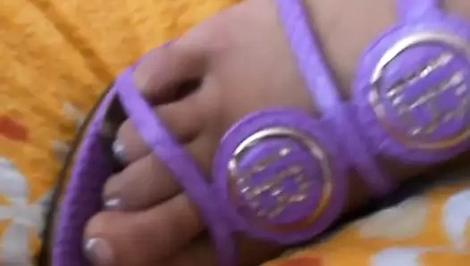 Kocasını beklerken onu kedi oynuyor