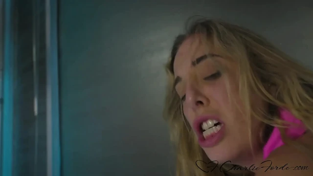Baskın Millie Morgan Charlie Fordes'un güzel yüzüne sert fışkırtıyor